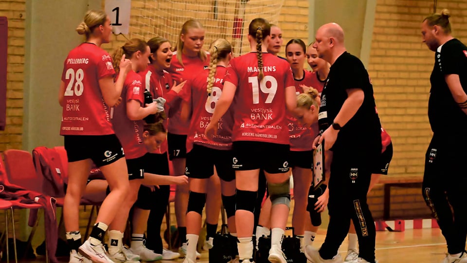 DJai laver klubsange med klappe musik
